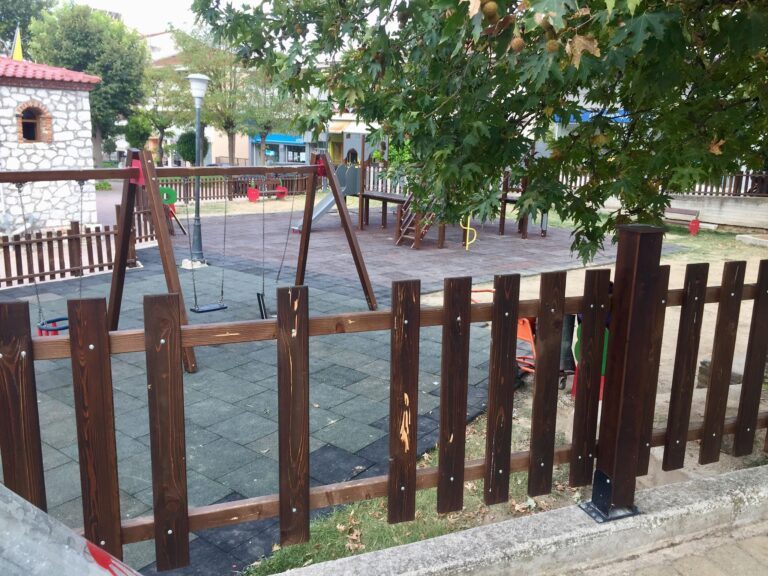 Βανδαλισμός στην καινούργια παιδική χαρά Φαρκαδόνας Βανδαλισμός στην καινούργια παιδική χαρά Φαρκαδόνας