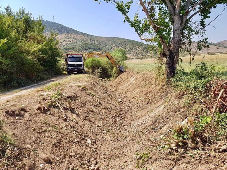Καθαρισμός αποστραγγιστικών καναλιών στο Δήμο Φαρκαδόνας Καθαρισμός αποστραγγιστικών καναλιών στο Δήμο Φαρκαδόνας