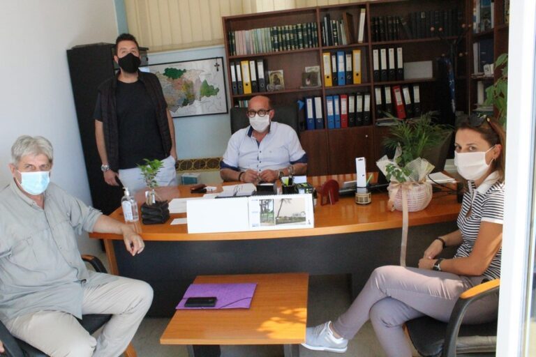 Συνάντηση-σύσκεψη  στο Δημαρχείο Φαρκαδόνας για την κατάληψη που έκαναν οι μαθητές του ΕΠΑΛ