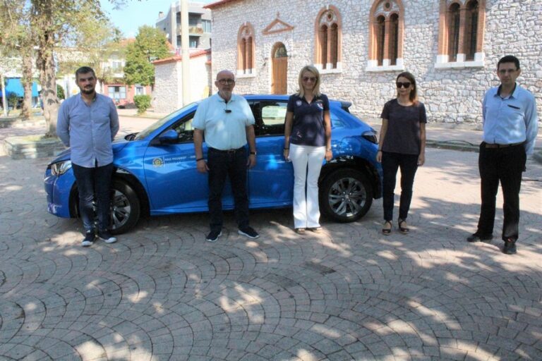 Παρουσίαση ηλεκτροκίνησης στην πλατεία Φαρκαδόνας Παρουσίαση ηλεκτροκίνησης στην πλατεία Φαρκαδόνας