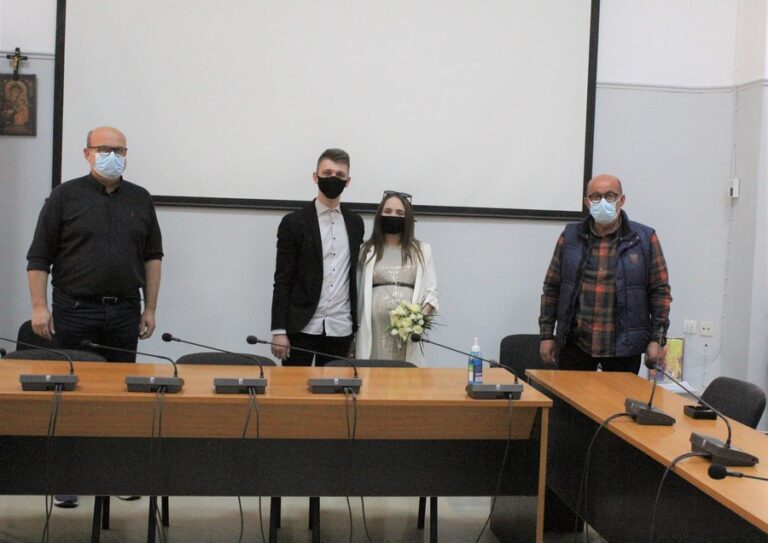 Γάμος στο Δημαρχείο Φαρκαδόνας Γάμος στο Δημαρχείο Φαρκαδόνας