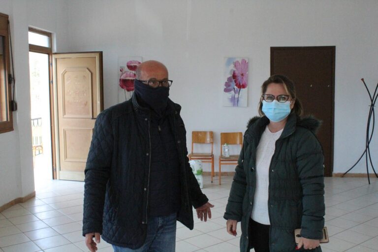 Αιτήσεις στο κοινοτικό γραφείο Γριζάνου και διαμόρφωση του χώρου για τους οικίσκους Αιτήσεις στο κοινοτικό γραφείο Γριζάνου και διαμόρφωση του χώρου για τους οικίσκους