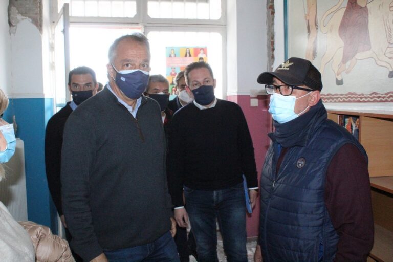 Επισκέψεις Σκρέκα-Πέτσα-Αγοραστού / Πρώτη ενίσχυση 300.000 ευρώ στον Δήμο Φαρκαδόνας-Οικίσκοι και τροχόσπιτα-Τι συζητήθηκε για τα σχολεία