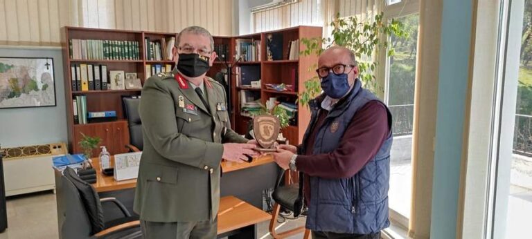 Στο Δημαρχείο Φαρκαδόνας ο νέος Διοικητής της ΣΜΥ Ταξίαρχος Κωνσταντίνος Δαλάκης