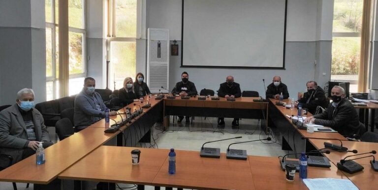 Σύσκεψη στο Δημαρχείο Φαρκαδόνας με διευθυντές εκπαίδευσης για το επείγον ζήτημα των επισκευών σε σχολεία που έχουν ζημιές από τους σεισμούς Σύσκεψη στο Δημαρχείο Φαρκαδόνας με διευθυντές εκπαίδευσης για το επείγον ζήτημα των επισκευών σε σχολεία που έχουν ζημιές από τους σεισμούς